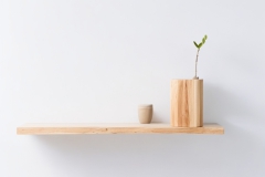 Default_A_minimalist_wooden_shelf_with_clean_lines_and_a_natur_0